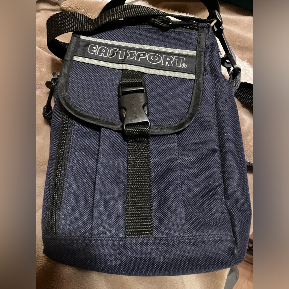 Eastsport bag with lots of pocket spaces